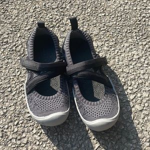 Keen sandals mary janes girls 13 nearly brand new